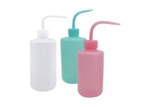 Plastikflasche mit Pipette.